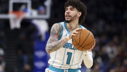 开云体育平台-稳住别浪！三球半场12中7&amp;三分7中4砍20分5板3助 首节独揽13分