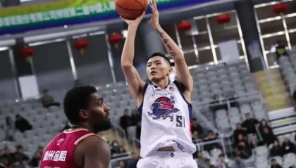 解说：陈林坚投进这几记决定比赛的三分球，太狠了