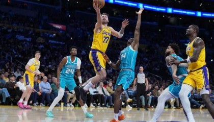 开云体育官网-狂轰81分爆大冷！鱼腩三人组打爆湖人，詹姆斯29+9+6扭头就走